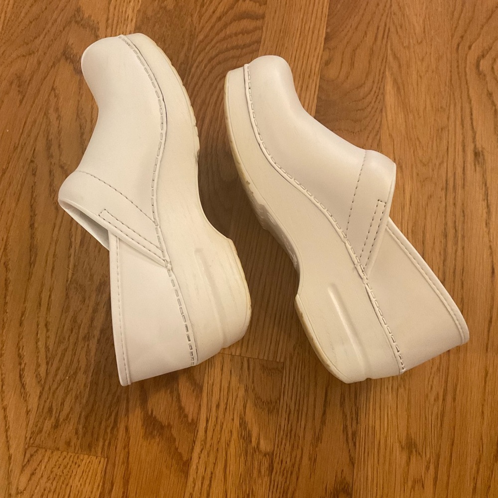 Dansko- Dansko's flagship classic for all-day comfort in white. Size 7/37 - Picture 5 of 8